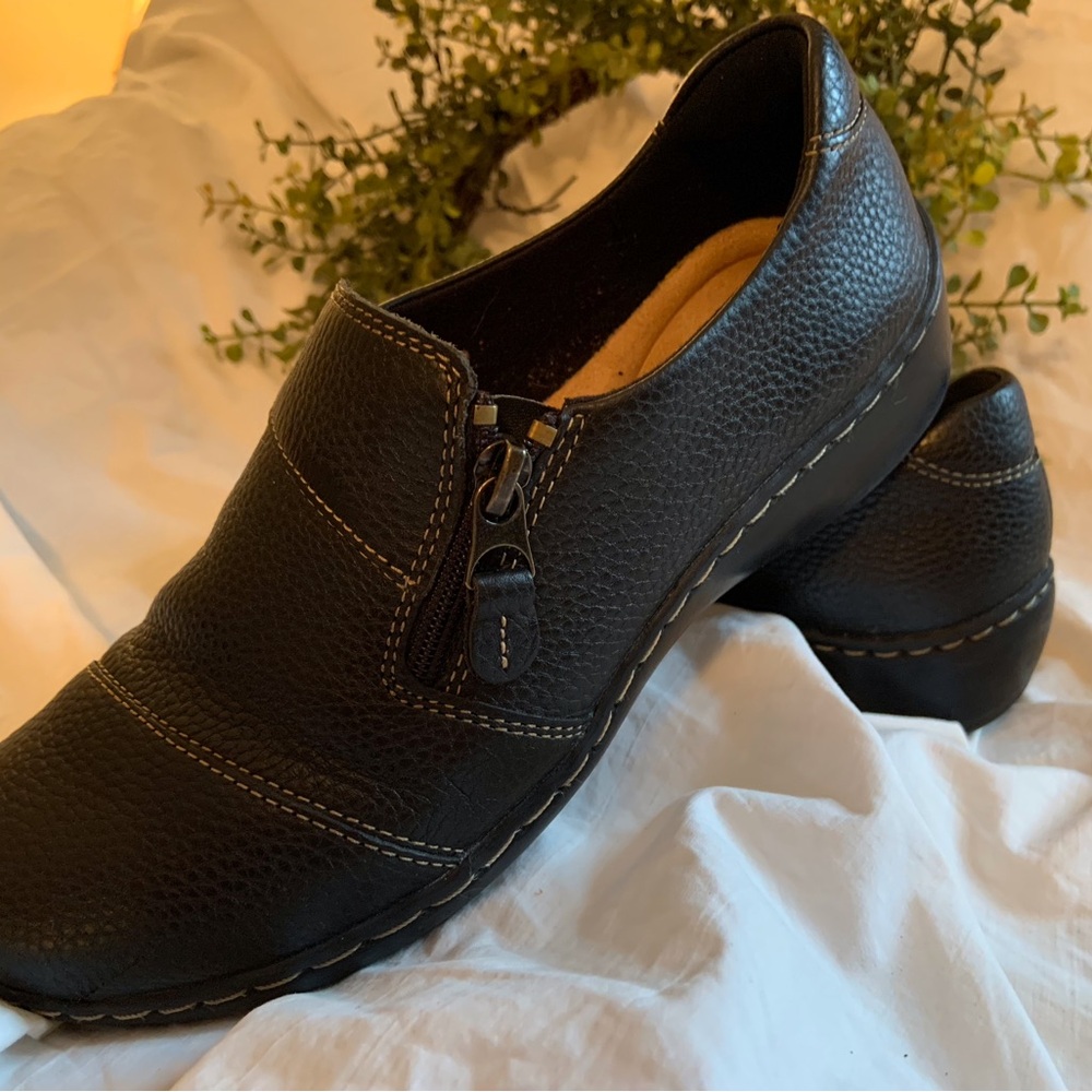 Clarks Misses 6 Wide Black Pebbled Leather Zipper Side Casual Shoe Excellent